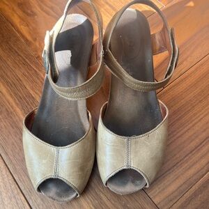 Taos Footwear Tan Leather Open-Toe Sandals